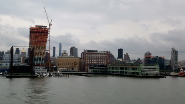 New-York-Waterfront-Panorama-an-einem-düsteren-Tag---LKW-links