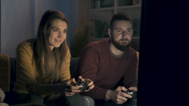 Glückliches-Paar-spielt-Videospiele-zusammen