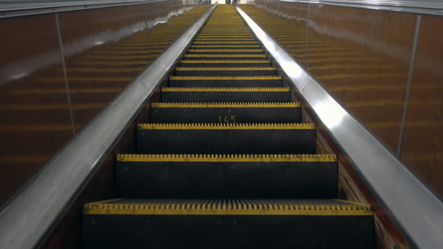 De-una-escalera-mecánica-de-arriba-de-la-estación-de-metro-de-moscú