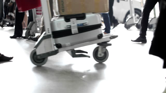 Personas-con-maletas-caminando-en-el-aeropuerto
