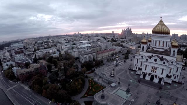 Toma-aérea-del-gran-edificio-de-la-Catedral-de-Cristo-Salvador.-Vista-de-Moscú-y-famosa-iglesia-cristiana-ortodoxa.-Rusia.