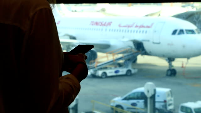 Business-Frau-im-Chat,-SMS-auf-Smartphone-während-der-Wartezeit-am-Flughafenterminal