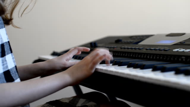 Little-girl-aprender-a-jugar-el-piano.