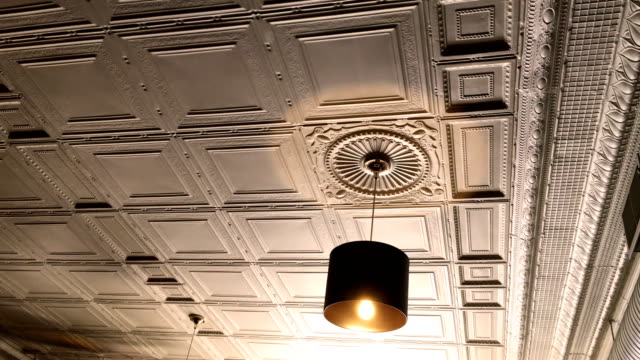 Overhead-goldenen-Licht-im-viktorianischen-Restarant-gegen-schöne-Decke