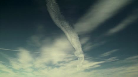 Jet-Trails-und-Wolken-am-Himmel