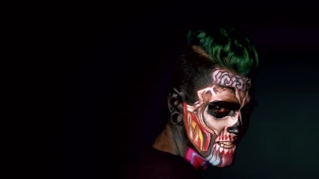 Scary-Skeleton-Make-up-für-Halloween-Feier