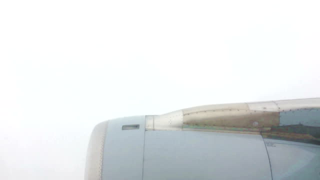 View-out-of-an-approaching-airliner-over-its-jet-engine