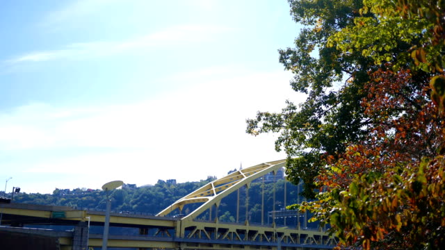 Tagsüber-zur-Gründung-Schuss-von-Datenverkehr-aus-dem-Fort-Pitt-Tunnel-in-Pittsburgh