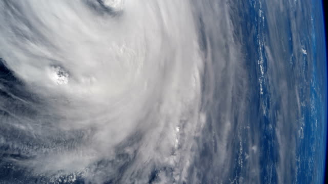 Planetenerde-aus-der-internationalen-Raumstation-ISS.-Hurrikan-Sturm-Tornado-über-die-Erde-aus-dem-Weltraum,-Satelliten-Ansicht...-Zeitraffer-aus-dem-Weltraum.-Elemente-dieses-Video-von-der-NASA-eingerichtet