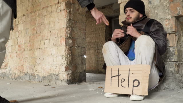 Hombre-de-Passer-da-bitcoin-a-personas-sin-hogar