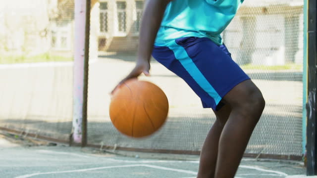 Sportler-spielen-Basketball,-Ball-dribbeln-gekonnt-zu-umgehen,-Gegner,-Sport