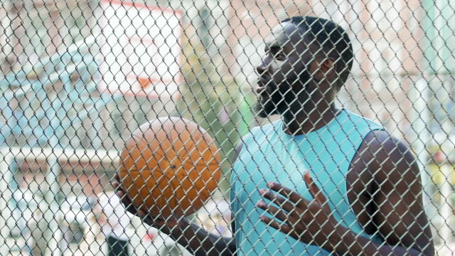 Afrikanische-Amerikaner-warten-Freunde-am-Basketballplatz-Spiel-zusammen-spielen