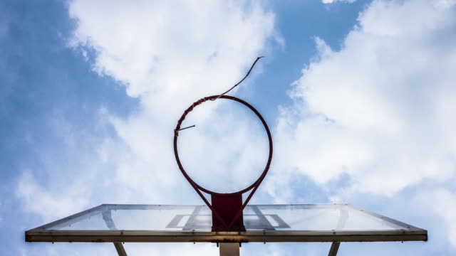 Un-aro-de-baloncesto-con-fondo-de-nubes-en-movimiento