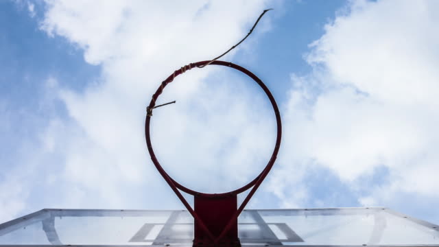 Einen-Basketballkorb-mit-beweglichen-Wolke-Hintergrund