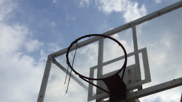 Dramáticas-moviendo-nube-de-fondo-de-un-aro-de-baloncesto