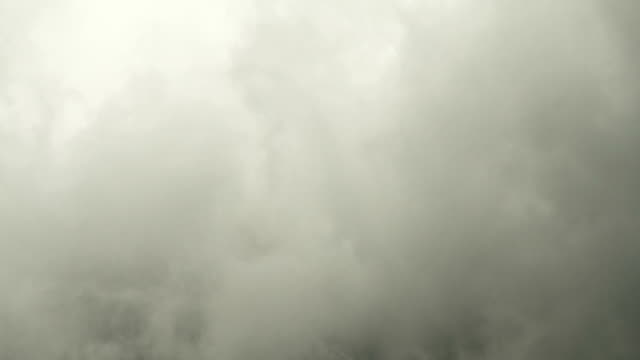 Tiempo-lapso-trueno-las-nubes-de-tormenta-cerca-de-naturaleza-cambiante-minimalista-Grauspitze-Lichtenstein-paisaje-fondo