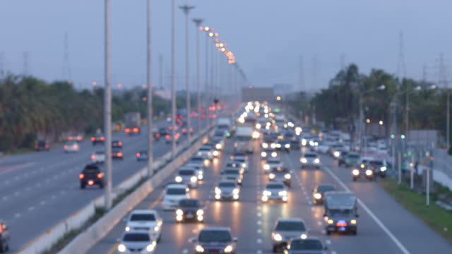 Rush-Hour-Defokussierung-Transport-Fahrzeug-Licht-unterwegs-auf-der-Autobahn