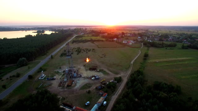 Aerial-shooting-Flaring-Hochdruck-Gas-aus-dem-Gas-auch-bei-Sonnenuntergang.