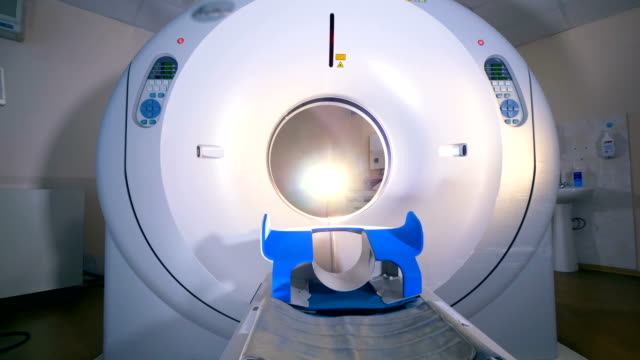 Leere-MRI-Tomographen,-Scanner-in-einem-modernen-Krankenhaus.