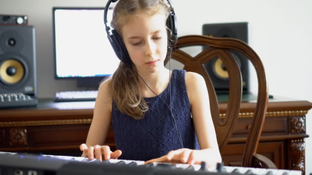 Kleines-Mädchen-im-Hause-Music-Studio-einen-Song-aufnehmen.