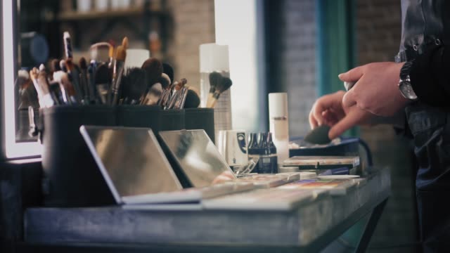 Pinsel-Sets-und-Schatten-Paletten-für-Make-up-auf-dem-Tisch-im-Beauty-salon