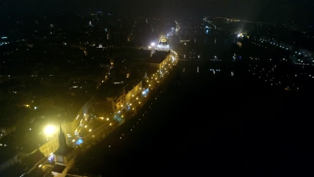 Panorama-de-la-noche-de-Praga,-vista-panorámica-desde-el-aire-a-la-ciudad-vieja,-luces-de-la-ciudad-de-noche,-Praga
