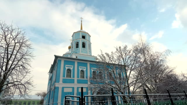 4K-torre-del-campanario-de-la-iglesia-ortodoxa-contra-el-cielo-azul.-Catedral-de-Smolensk,-Belgorod,-Rusia