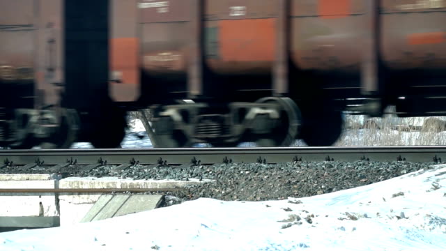Räder-von-einem-vorbeifahrenden-Güterzug