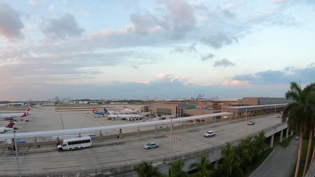 Puesta-de-sol-en-la-Florida-de-aeropuerto-internacional-de-Lauderdale-de-Ft