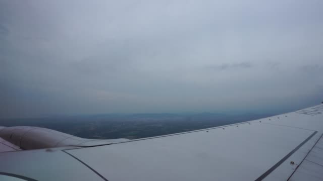 Uhr-Cloud-von-Flugzeug-Fenster-Ansicht