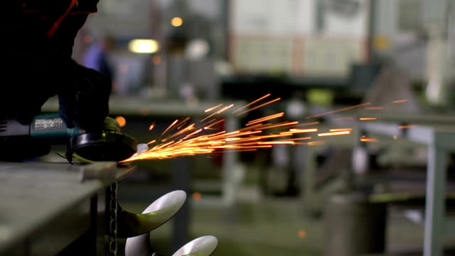 Generador-de-trabajo-corte-tubo-de-metal-en-la-fábrica-metalúrgica.