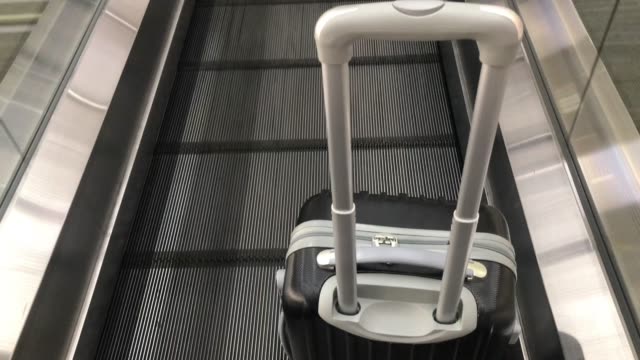 Reisetasche-Travelator-oder-Folie-unterwegs-im-Flugzeug