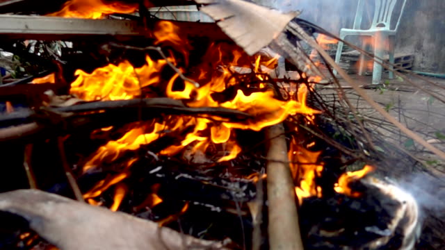Nahaufnahme-von-Feuer-brennen-Holzstapel-mit-Zeitlupe