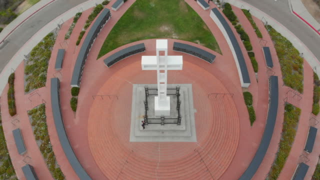Draufsicht-auf-das-Mount-Soledad-Denkmal-in-San-Diego,-Kalifornien-an-einem-bewölkten-Tag