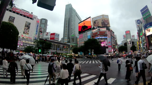 4K-Time-lapse-video-of-people-crossing-the-famous-crosswalks-at-the-centre-of-Shibuyas-fashionable-shopping-and-entertainment-district