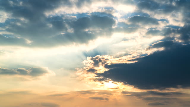 4K,-Time-lapse-Moving-cloud-and-the-sun