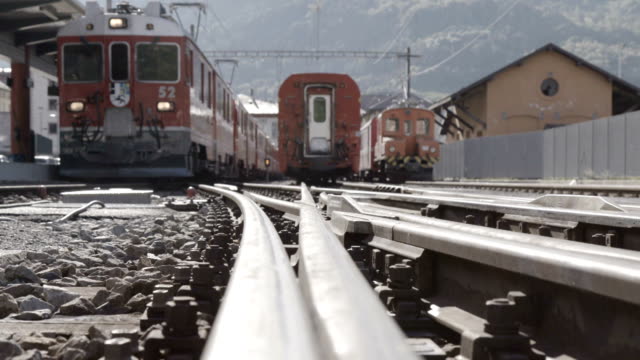 Trenes-rojo-parados-en-la-estación-de