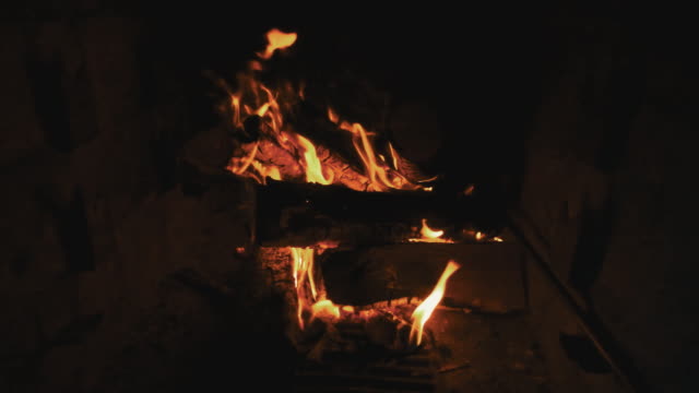 Brennenden-Lagerfeuer-auf-dunklem-Hintergrund.-Hellen-marschierenden-Feuer-mit-Funken