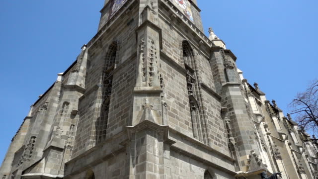 Filmmaterial-der-gotischen-Architektur,-die-Schwarze-Kirche-in-Brasov,-Rumänien,-Ecke-Ansicht-tilt