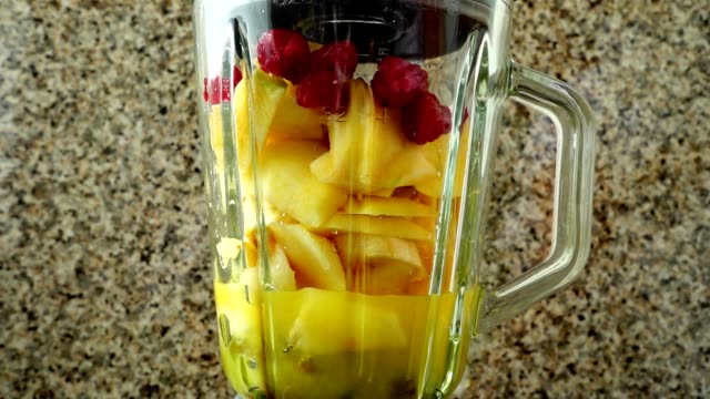 Cocktail-aus-Birnen,-Äpfel,-Trauben,-Himbeeren,-Bananen-und-Orangen-Saft.	Slow-Motion.