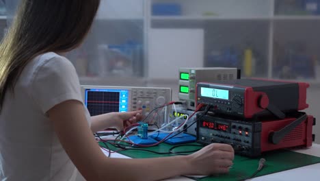 Young-woman-student-in-physics-/-electronics-laboratory