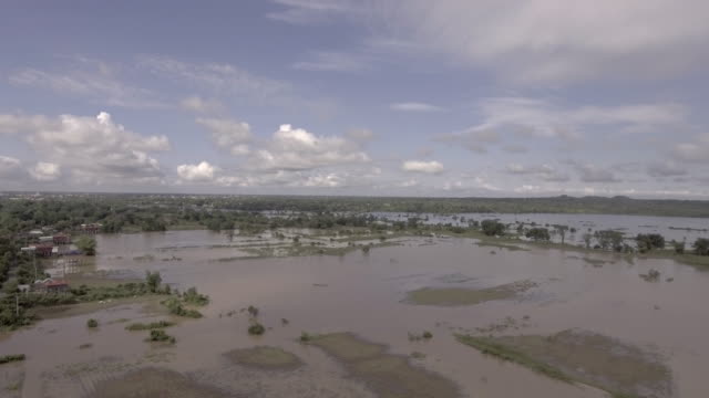 Luftaufnahme-des-überfluteten-Häuser-und-Ertrinken-Felder-im-ländlichen-Raum-nach-einer-weiteren-Nacht-sintflutartigen-Regen