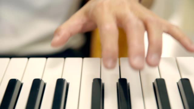 junge-männliche-Musiker-spielen-Tastatur