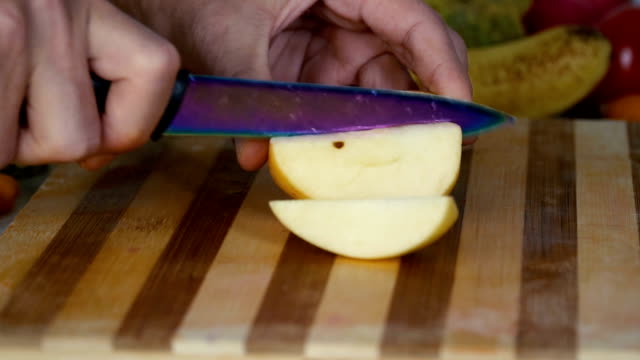 Hombre-es-cortar-manzana-en-cámara-lenta