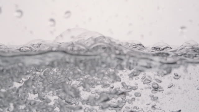 Gegossene-Wasser-und-Luftblasen-auf-Oberfläche-und-Unterwasser