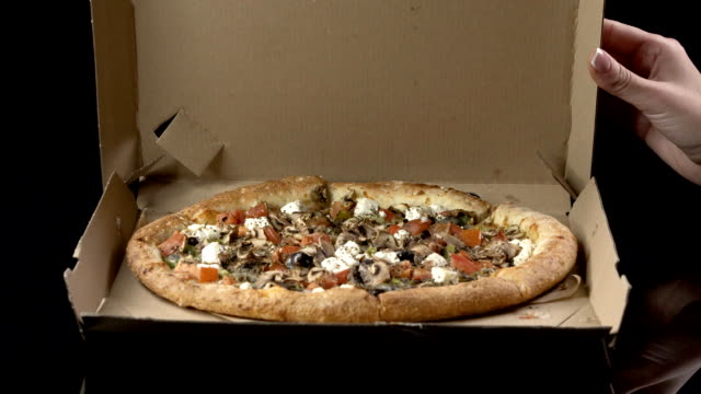 abrir-una-caja-de-pizza-deliciosa