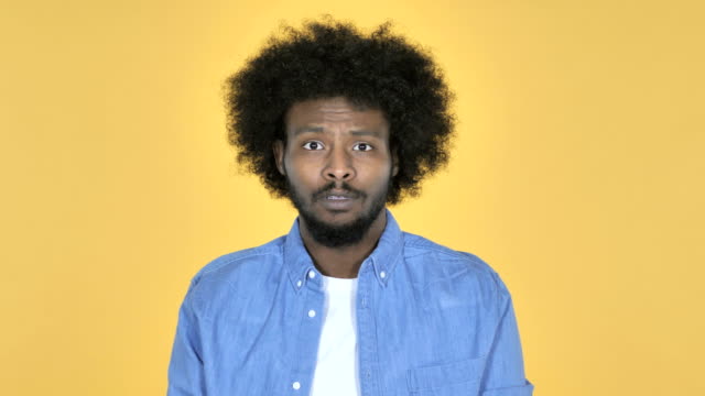 Trauriger-verärgert-afro-amerikanischer-Mann-auf-gelbem-Hintergrund