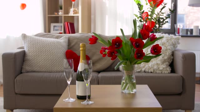 champagne,-glasses-and-flowers-at-valentines-day