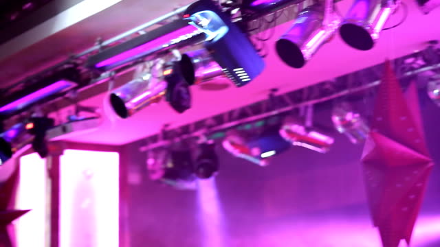 bunte-Scheinwerfer-in-einem-Nachtclub-auf-eine-Silvester-party