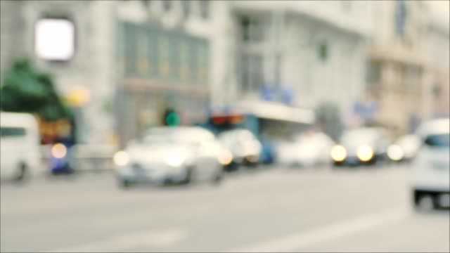 Defokussierten-Blick-von-Autos-und-Menschen-während-der-Rush-Hour-in-einer-Stadtstraße